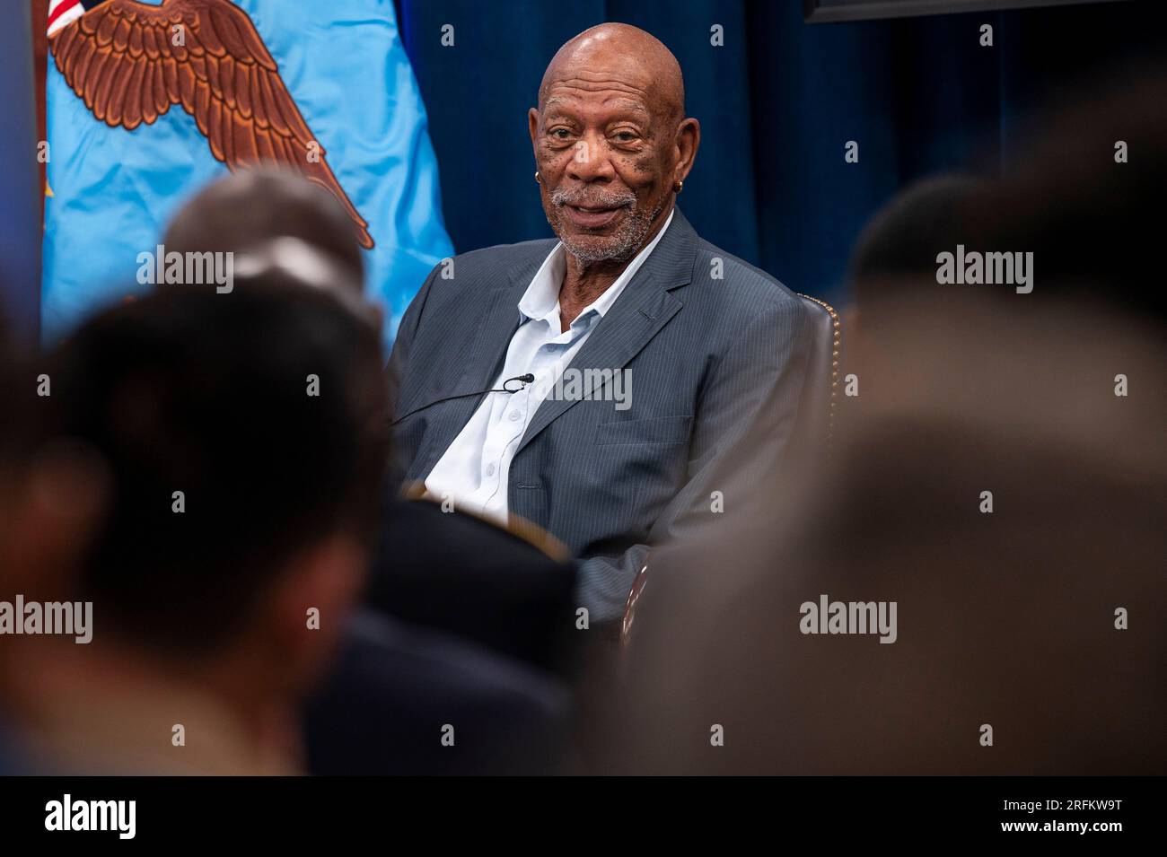 Washington, Stati Uniti d'America. 2 agosto 2023. Washington, Stati Uniti d'America. 2 agosto 2023. L'attore americano Morgan Freeman commenta durante una discussione sul suo film documentario sul 761st Tank Battalion al Pentagono, il 2 agosto 2023 a Washington, DC l'unità segregata Black Tank meglio conosciuta come The Black Panthers, ha visto 183 giorni di combattimento durante la seconda guerra mondiale, Liberando 30 città guadagnando 300 Purple Hearts, quasi una dozzina di Silver Stars e una Medal of Honor. Crediti: MC1 Alexander Kubitza/DOD Photo/Alamy Live News Foto Stock