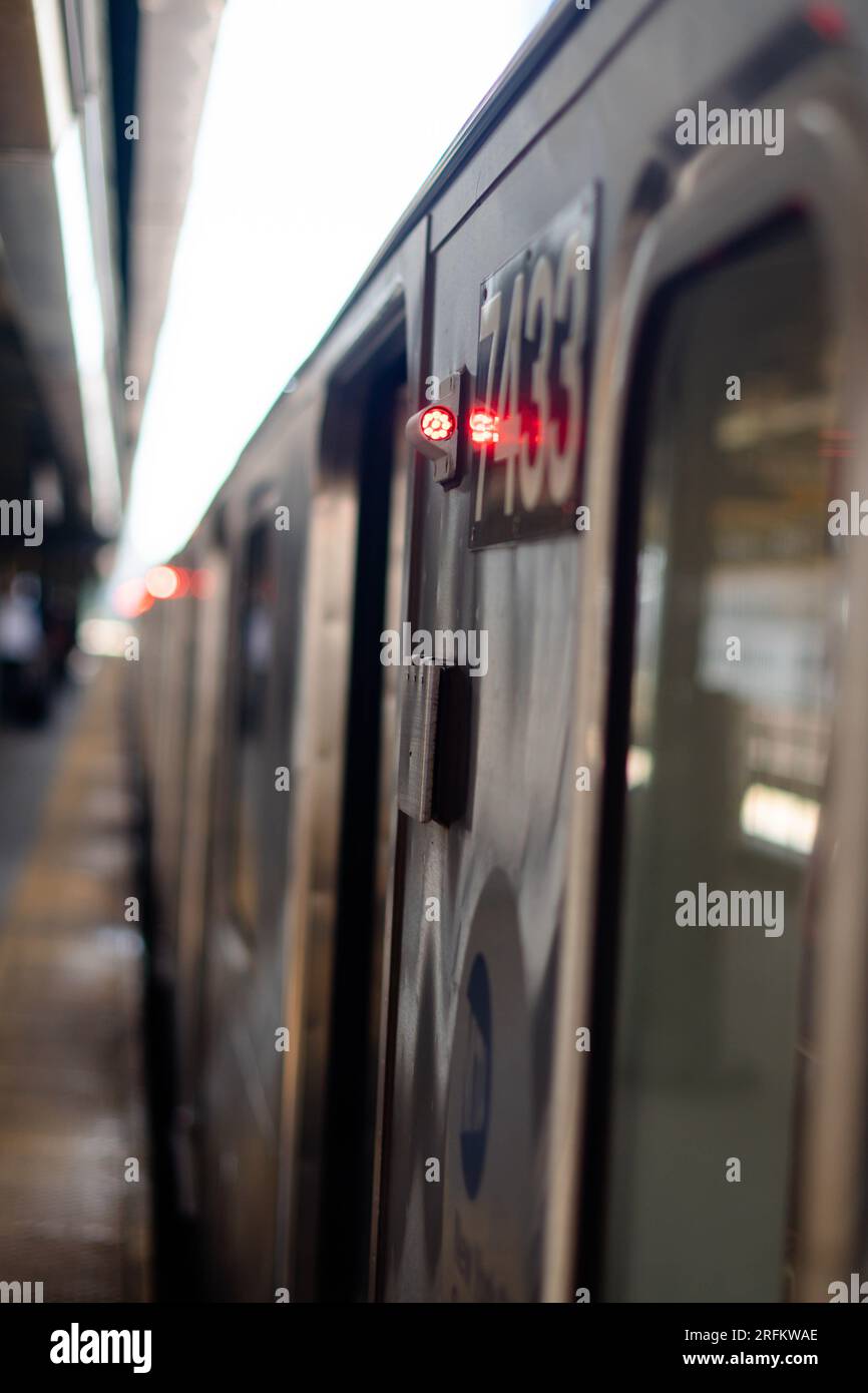 La stazione della metropolitana di New York, i mezzi pubblici, copiano gli sfondi della vita urbana Foto Stock