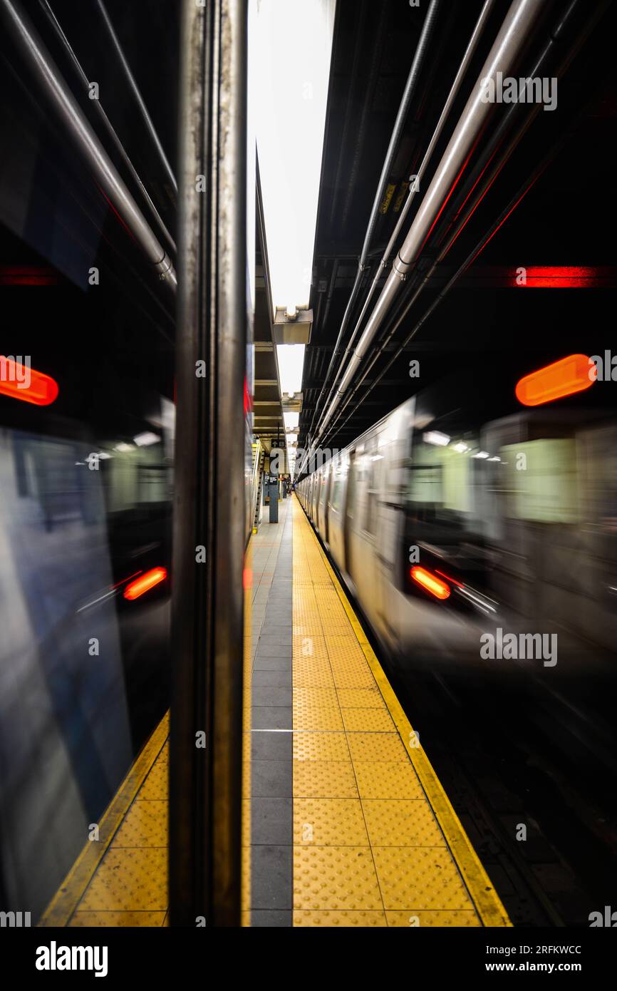 La stazione della metropolitana di New York, i mezzi pubblici, copiano gli sfondi della vita urbana Foto Stock