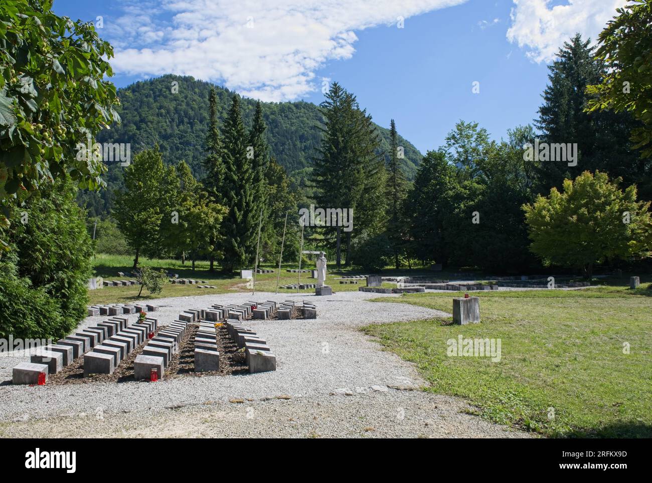 Begunje na Gorenjskem, Slovenia - 29 luglio 2023: Durante la seconda guerra mondiale, il castello di Kacenstajn fu usato come prigione della Gestapo. Più di 11.500 persone erano impr Foto Stock