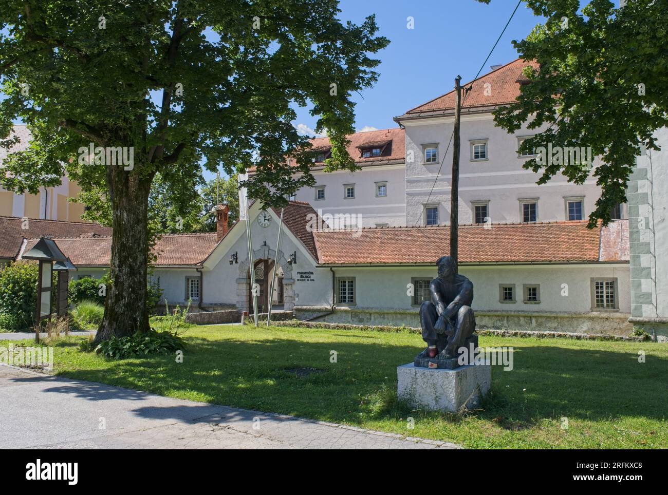 Begunje na Gorenjskem, Slovenia - 29 luglio 2023: Durante la seconda guerra mondiale, il castello di Kacenstajn fu usato come prigione della Gestapo. Più di 11.500 persone erano impr Foto Stock