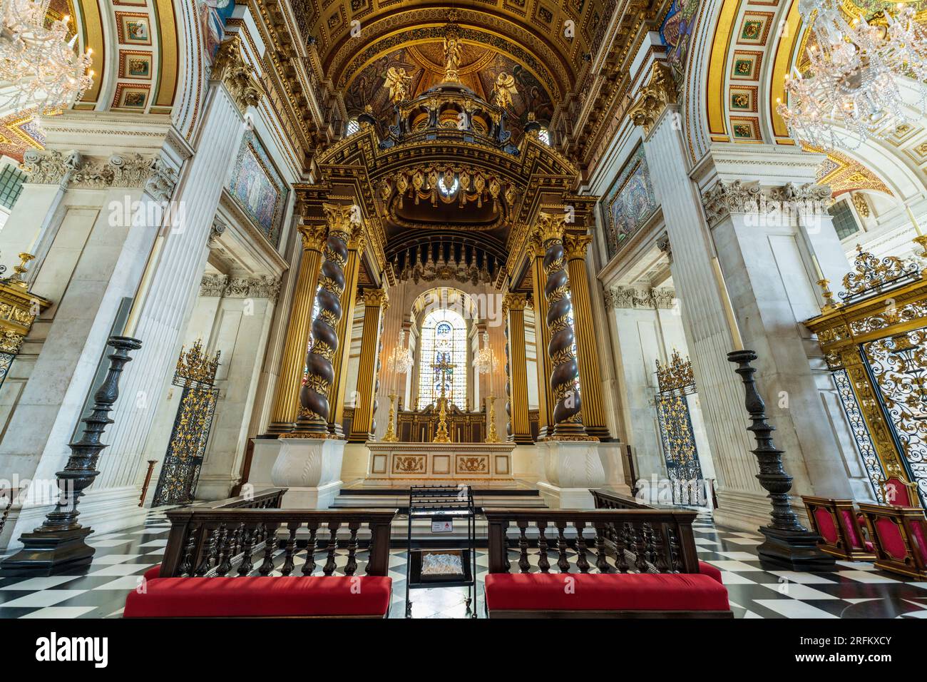 Londra, Inghilterra, Regno Unito - 25 luglio 2022. Cattedrale di San Paolo all'interno dell'altare. La Cattedrale di San Paolo è meglio conosciuta per la sua famosa cupola, il passato storico. Foto Stock