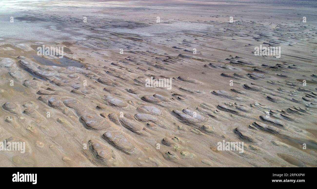 GOLMUD, CINA - 21 LUGLIO 2023 - la crosta di sale del bacino di Qaidam è visibile nella città di Golmud, provincia di Qinghai, Cina, 21 luglio 2023. Foto Stock