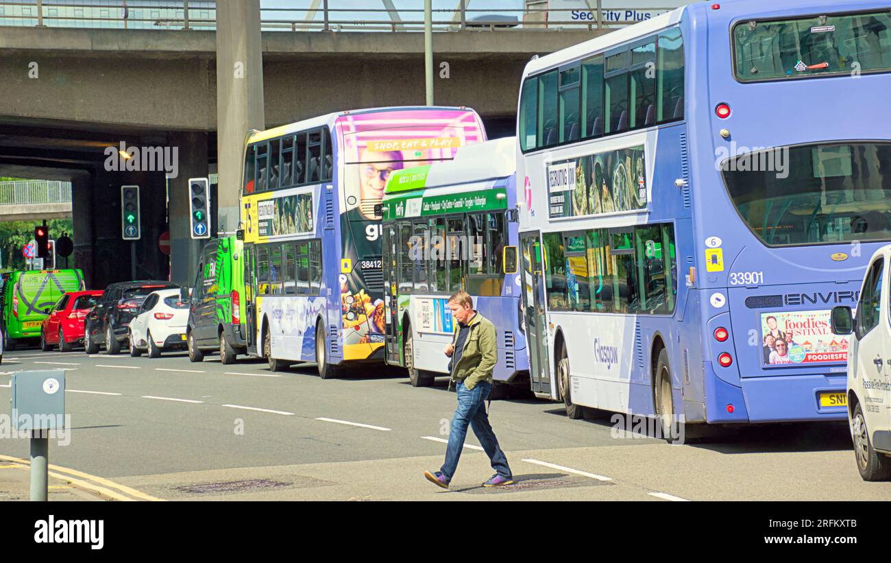 Glasgow, Scozia, Regno Unito. 4 agosto 2023. L'UCI causa il caos del traffico poiché autobus e auto vengono reindirizzati con i trasporti pubblici i tempi di percorrenza raddoppiati, causando enormi interruzioni degli orari. Credit Gerard Ferry/Alamy Live News Foto Stock