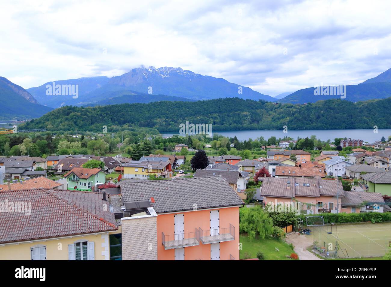 La vista aerea del piccolo paese di Levico Terme e delle montagne, Alpi. Trentino alto Adige, Italia, Europa Foto Stock