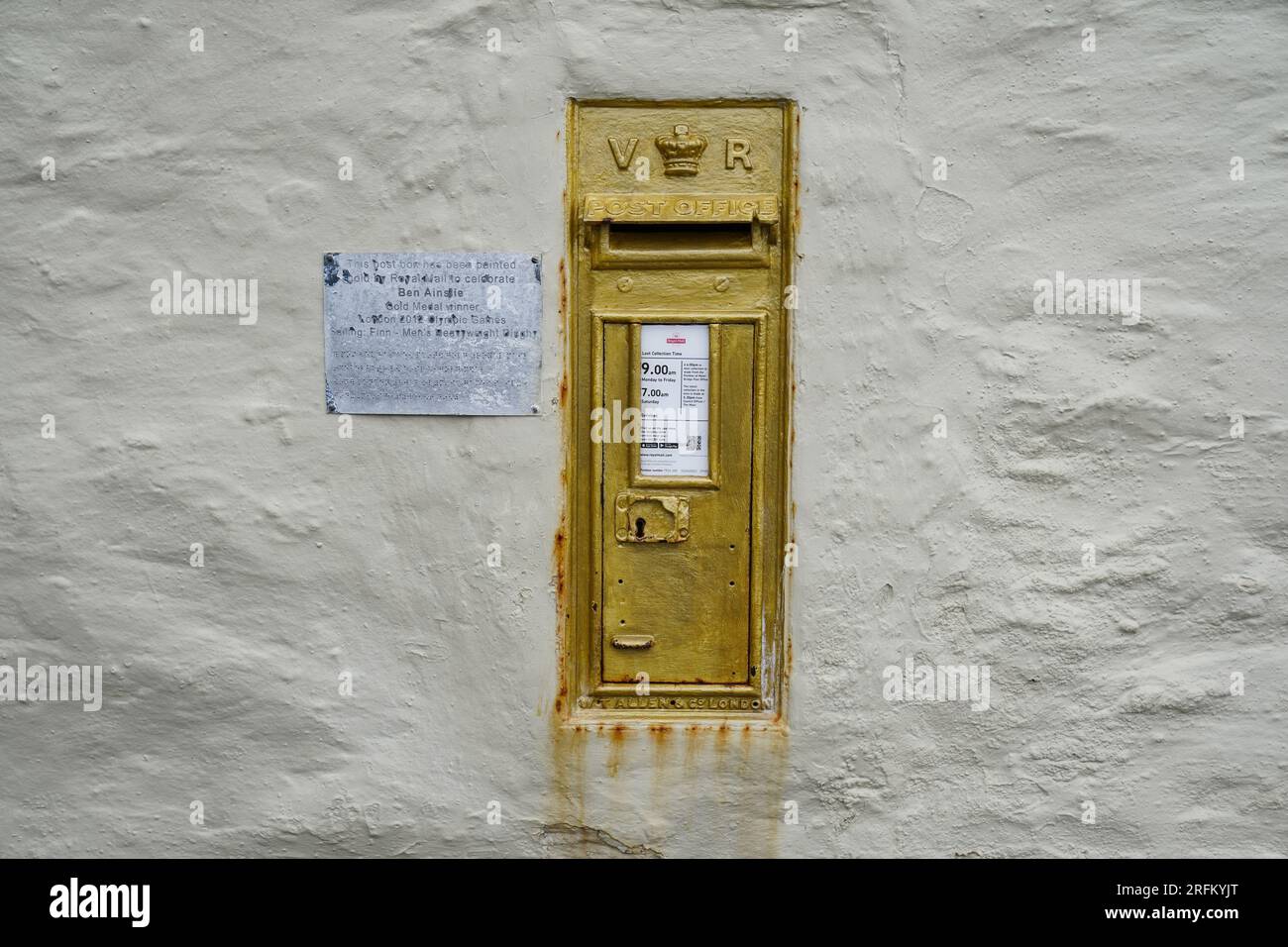 Il Post Box d'oro di Ben Ainslie al Pandora Inn, Cornovaglia. Giovedì 3 agosto 2023. Foto Stock