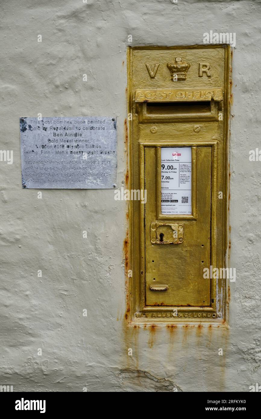 Il Post Box d'oro di Ben Ainslie al Pandora Inn, Cornovaglia. Giovedì 3 agosto 2023. Foto Stock