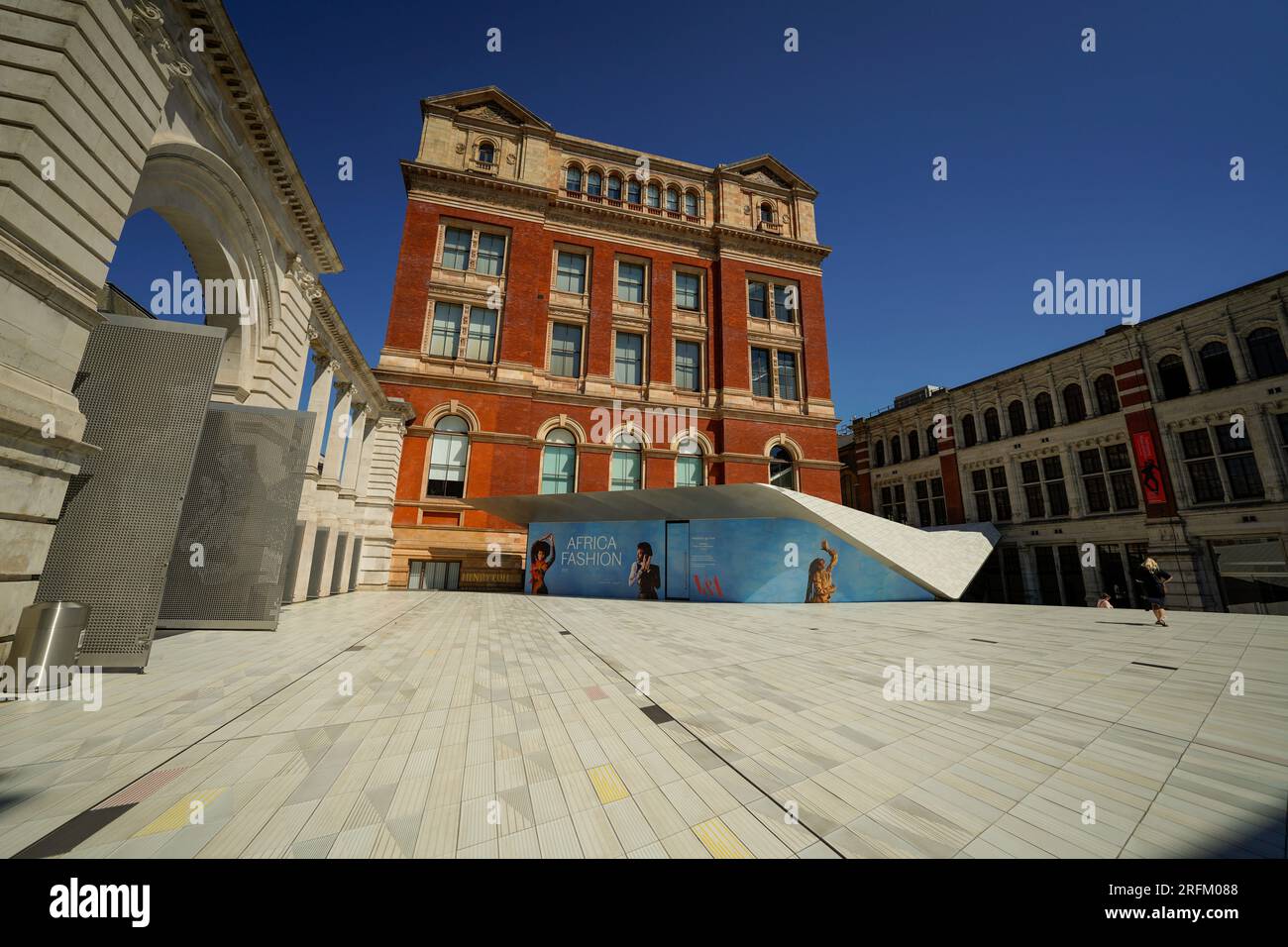 Londra, Inghilterra, Regno Unito - 29 luglio 2022. Victoria and Albert Museum, va, V&A Museum, il più grande museo al mondo di arti applicate, arti decorative e design. Foto Stock