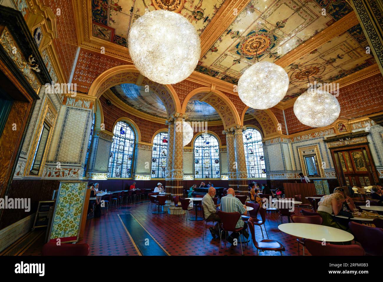 Londra, Inghilterra, Regno Unito - 29 luglio 2022. Victoria and Albert Museum, V&A Museum Cafe. I visitatori del museo, i turisti del ristorante più antico del mondo. Foto Stock