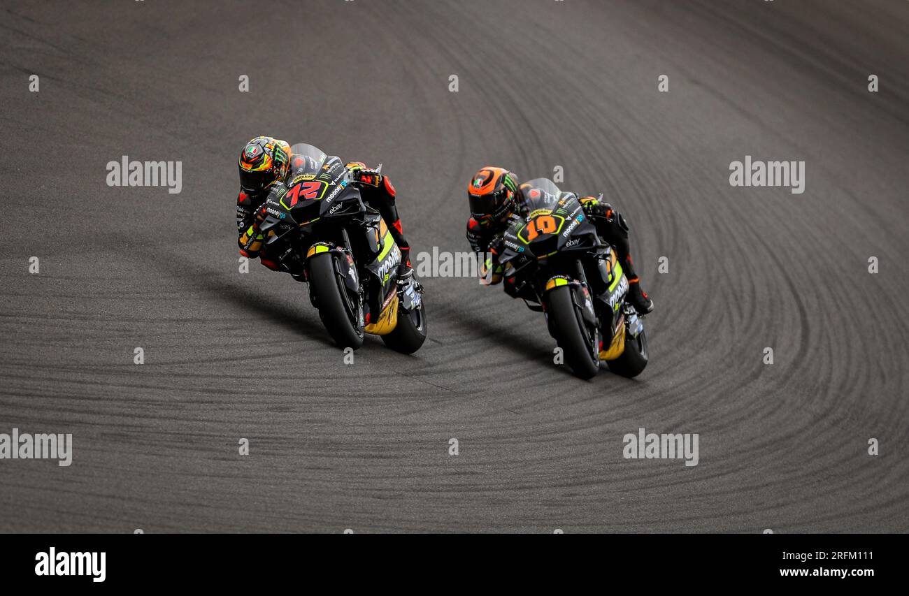 Luca Marini di Mooney VR46 Racing seguito dal compagno di squadra Luca Marini durante le prove libere uno davanti al Gran Premio britannico Monster Energy 2023 a Silverstone, Towcester. Data immagine: Venerdì 4 agosto 2023. Foto Stock