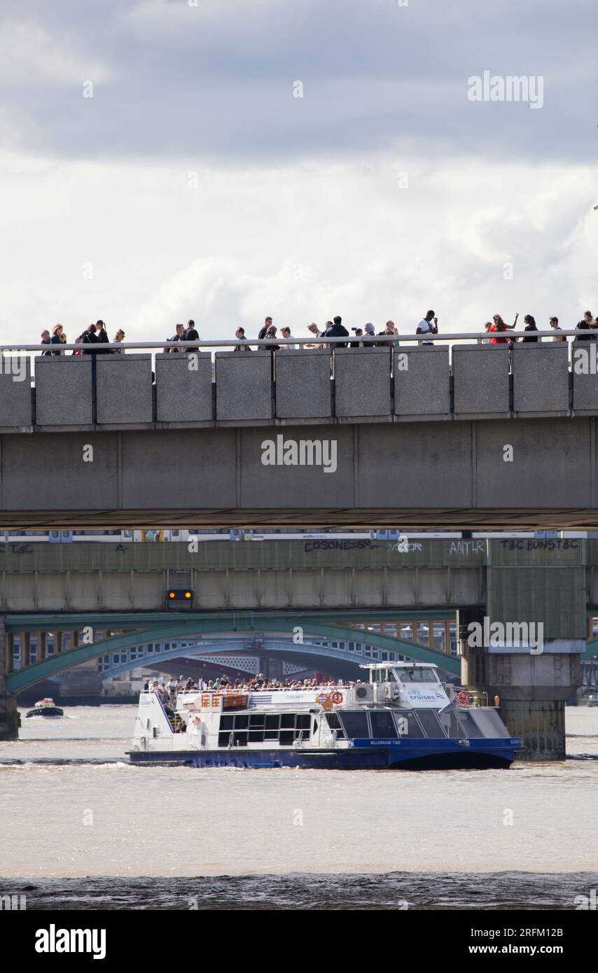 Autobus sul fiume Tamigi con pendolari Foto Stock