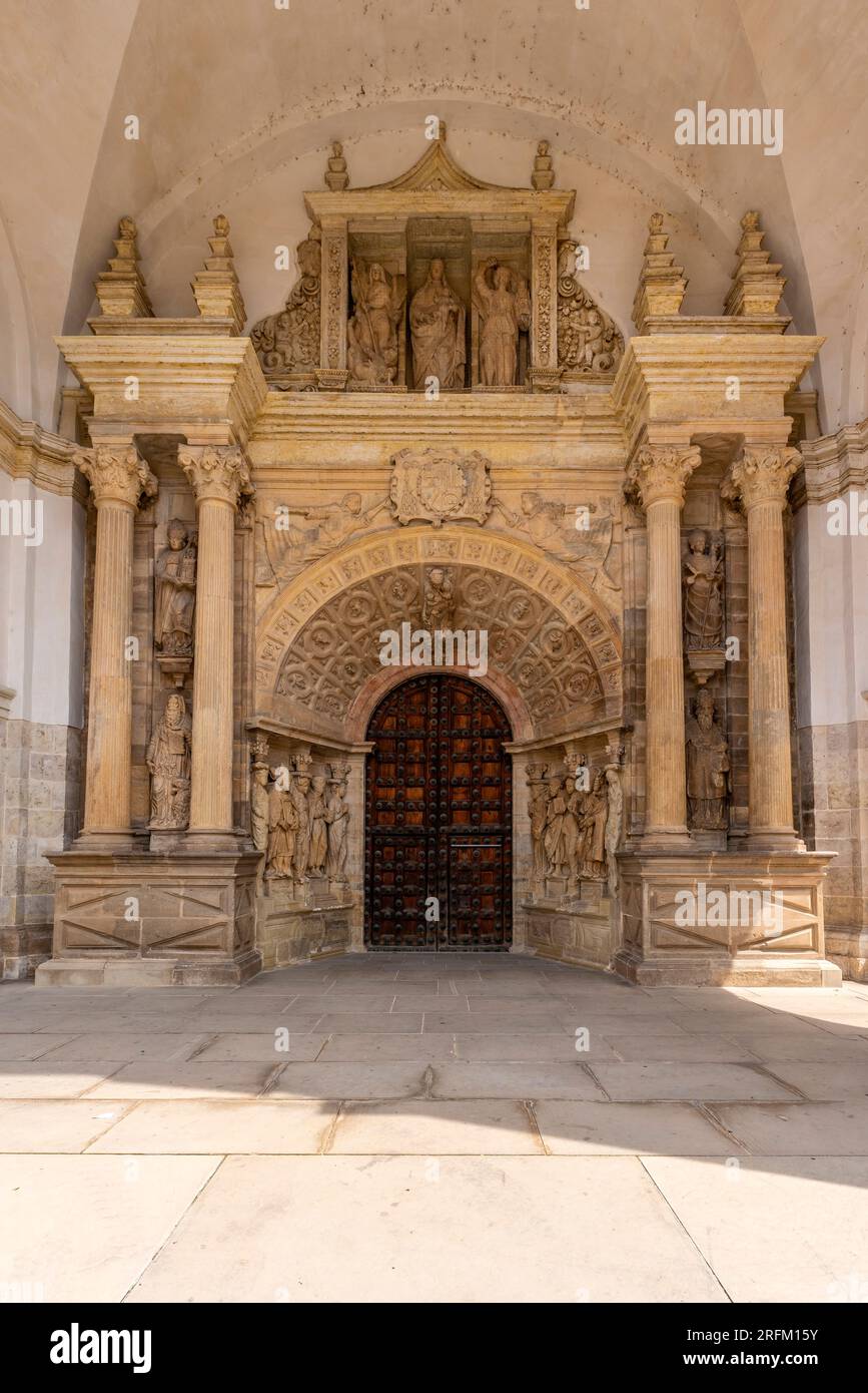 Portico barocco della cattedrale costruito tra il 1733 e il 1735. La cattedrale di Tarazona è una chiesa cattolica situata a Tarazona, provincia di Saragozza, in Foto Stock