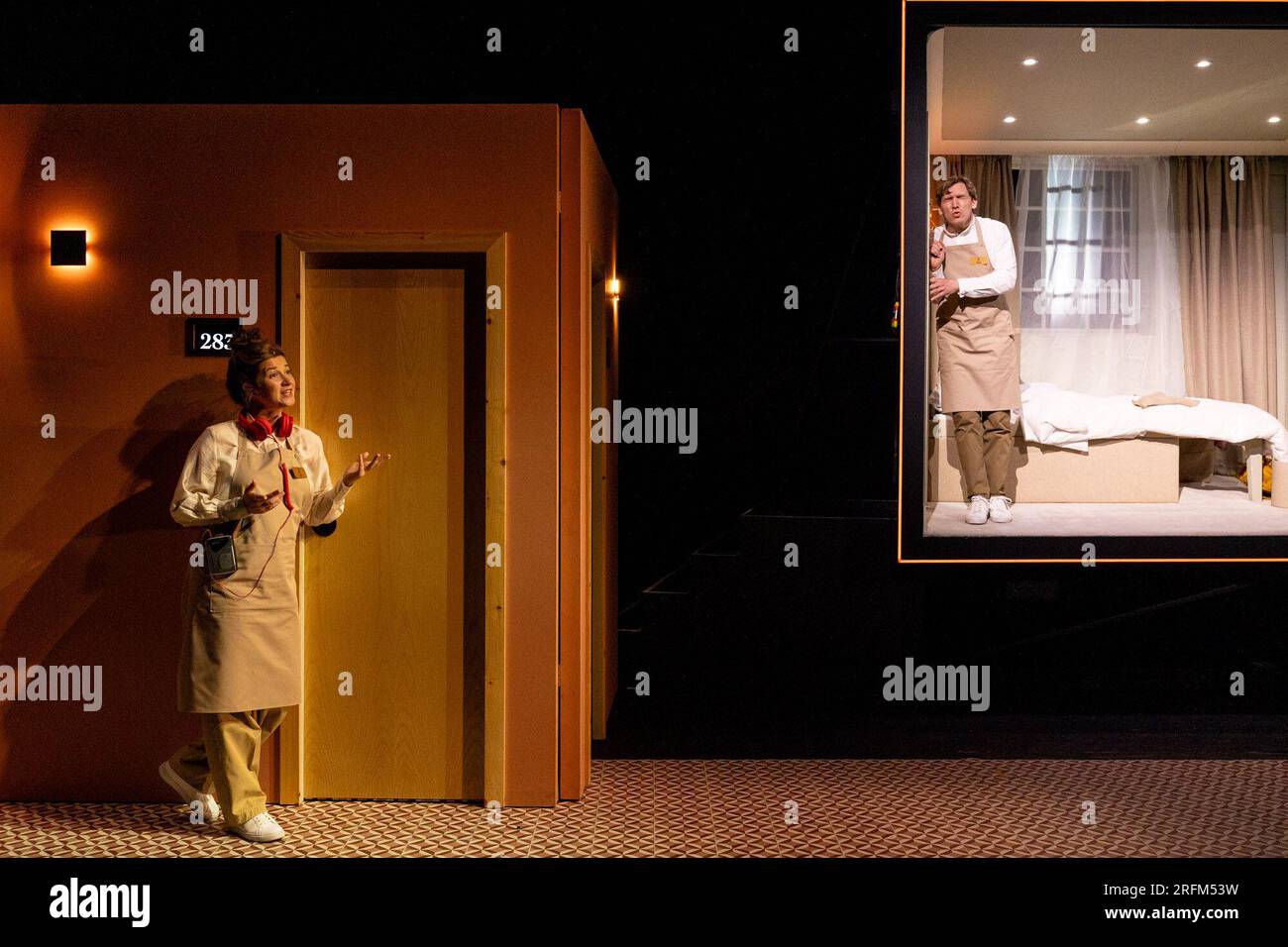 Edimburgo, Regno Unito. 4 agosto 2023 nella foto L to R: Karen Fishwisk (Amy), Ali Watt (Aaron). Una commedia d'ensemble che riempie il cuore dello scrittore Isobel McArthur (Pride and Prejudice* (*Sort of), Kidnapped) e diretta dal direttore artistico del Traverse Theatre, Gareth Nicholls (Ulster American, Crocodile Fever), questa prima mondiale del Grand Old Opera House Hotel è una storia d'arte che ci unisce in circostanze disperate, alla melodia di alcune delle canzoni d'opera più popolari mai scritte.. Crediti: Rich Dyson/Alamy Live News Foto Stock