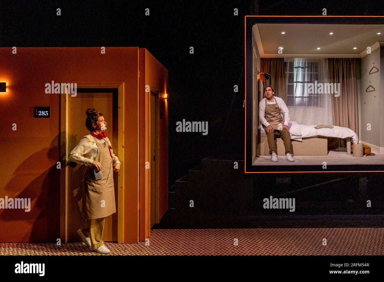 Edimburgo, Regno Unito. 4 agosto 2023 nella foto L to R: Karen Fishwisk (Amy), Ali Watt (Aaron). Una commedia d'ensemble che riempie il cuore dello scrittore Isobel McArthur (Pride and Prejudice* (*Sort of), Kidnapped) e diretta dal direttore artistico del Traverse Theatre, Gareth Nicholls (Ulster American, Crocodile Fever), questa prima mondiale del Grand Old Opera House Hotel è una storia d'arte che ci unisce in circostanze disperate, alla melodia di alcune delle canzoni d'opera più popolari mai scritte.. Crediti: Rich Dyson/Alamy Live News Foto Stock