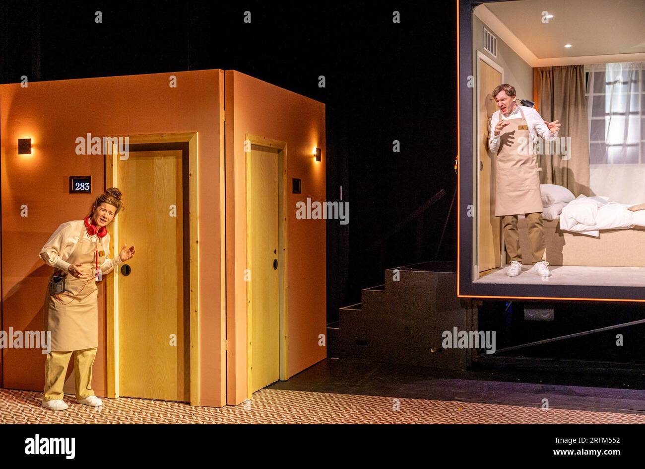 Edimburgo, Regno Unito. 4 agosto 2023 nella foto L to R: Karen Fishwisk (Amy), Ali Watt (Aaron). Una commedia d'ensemble che riempie il cuore dello scrittore Isobel McArthur (Pride and Prejudice* (*Sort of), Kidnapped) e diretta dal direttore artistico del Traverse Theatre, Gareth Nicholls (Ulster American, Crocodile Fever), questa prima mondiale del Grand Old Opera House Hotel è una storia d'arte che ci unisce in circostanze disperate, alla melodia di alcune delle canzoni d'opera più popolari mai scritte.. Crediti: Rich Dyson/Alamy Live News Foto Stock