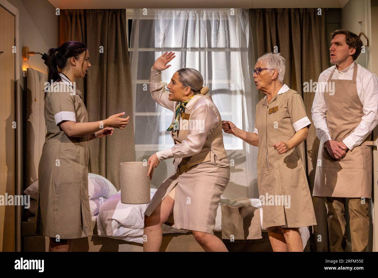 Edimburgo, Regno Unito. 4 agosto 2023 nella foto da L a R: Betty Valencia, Christina Modestou, Ann Louise Ross, Ali Watt. Una commedia d'ensemble che riempie il cuore dello scrittore Isobel McArthur (Pride and Prejudice* (*Sort of), Kidnapped) e diretta dal direttore artistico del Traverse Theatre, Gareth Nicholls (Ulster American, Crocodile Fever), questa prima mondiale del Grand Old Opera House Hotel è una storia d'arte che ci unisce in circostanze disperate, alla melodia di alcune delle canzoni d'opera più popolari mai scritte.. Crediti: Rich Dyson/Alamy Live News Foto Stock