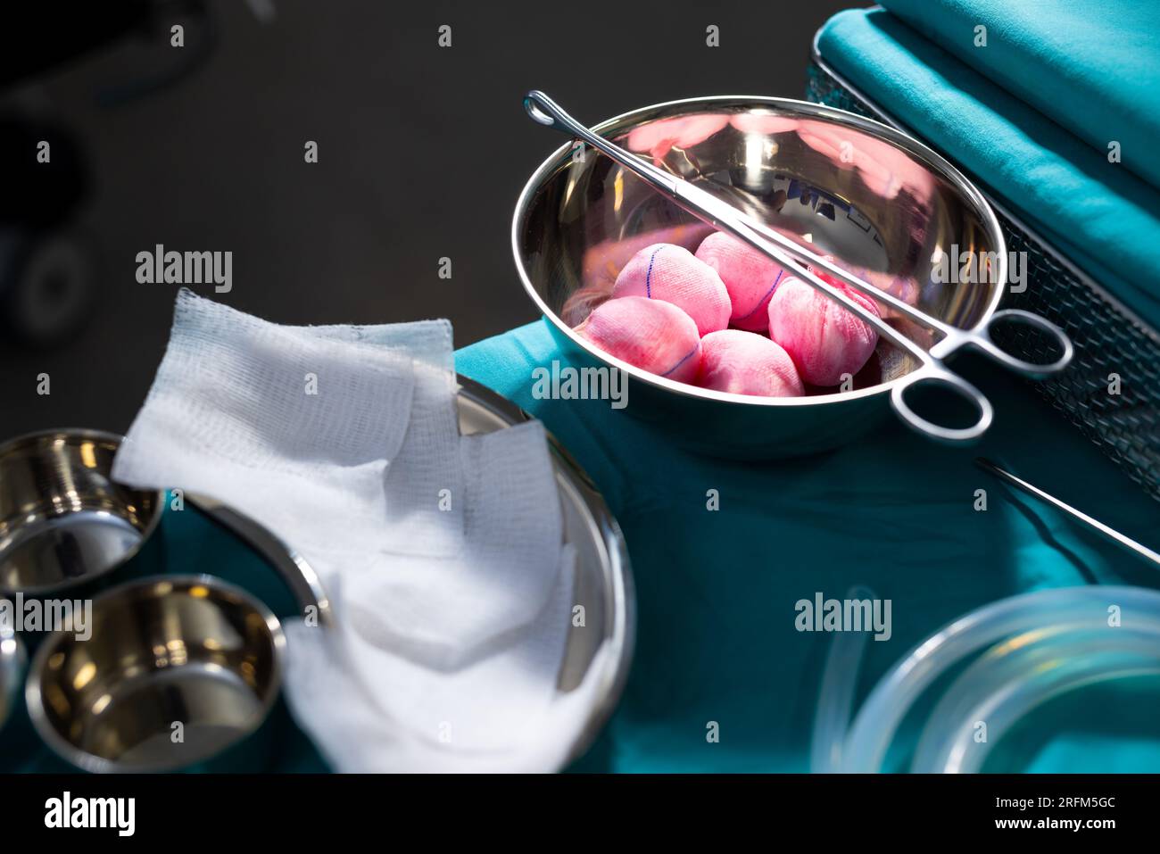 Primo piano degli strumenti chirurgici sul tavolo in sala operatoria dell'ospedale Foto Stock