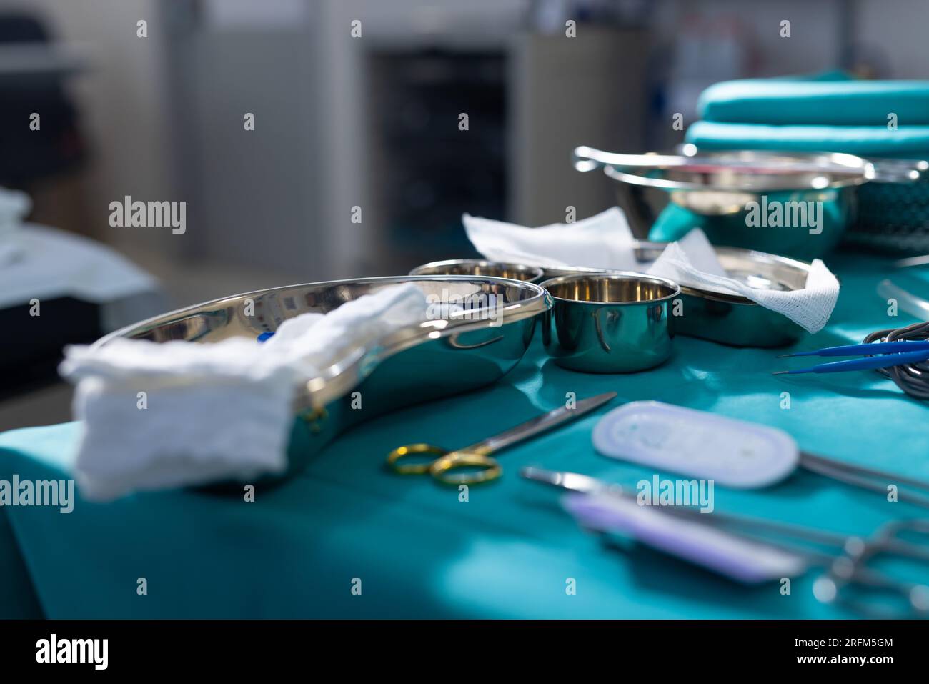 Primo piano degli strumenti chirurgici sul tavolo in sala operatoria dell'ospedale Foto Stock