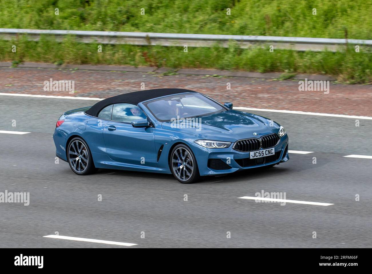 2019 Blue BMW 840D Xdrive Auto 840D Xdrive Auto Start/Stop Blue Car Cabriolet Diesel 2993 cc che viaggia a velocità sostenuta sull'autostrada M6 a Greater Manchester, Regno Unito Foto Stock