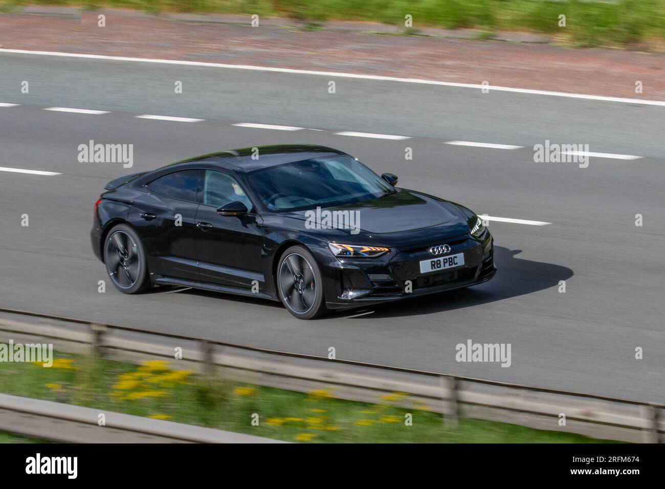 2022 Audi RS e-Tron GT 598 Boost a 646 quattro Electric 93 kWh elettricità per auto berlina nera 440 kW Foto Stock