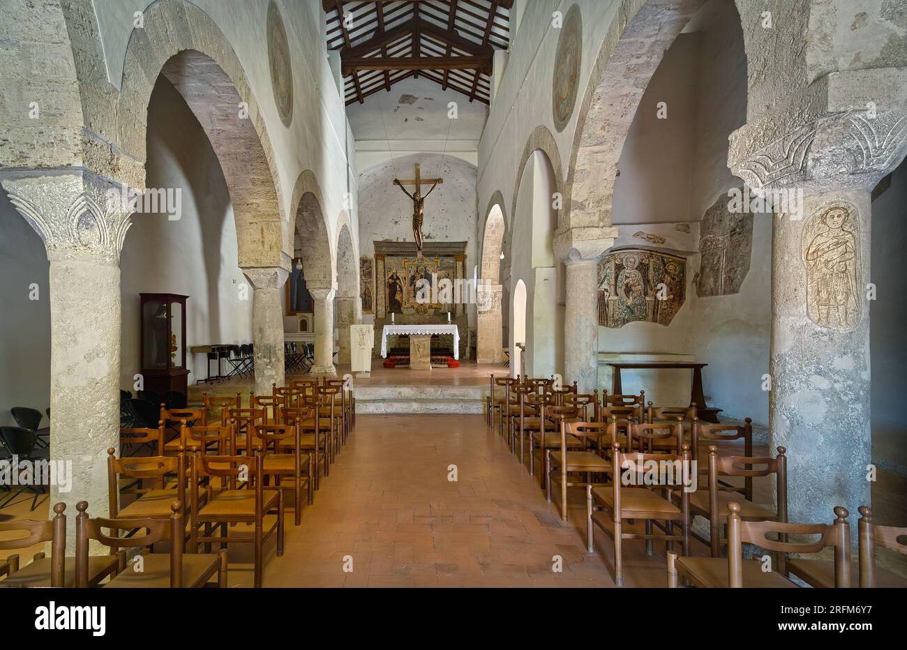 Chiesa di Santa Maria in Pantano (vi-VII secolo) vicino a massa Mariana (Umbria, Italia). Navata centrale con colonne e archi. Foto Stock