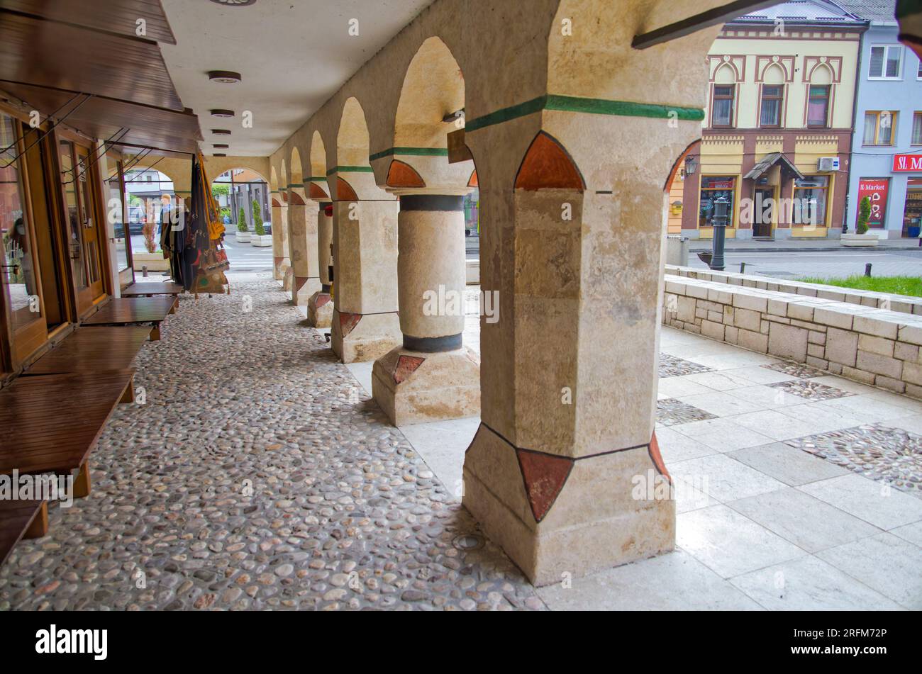 Colonnati decorati della moschea: Un pezzo della storia di Travnik Foto Stock