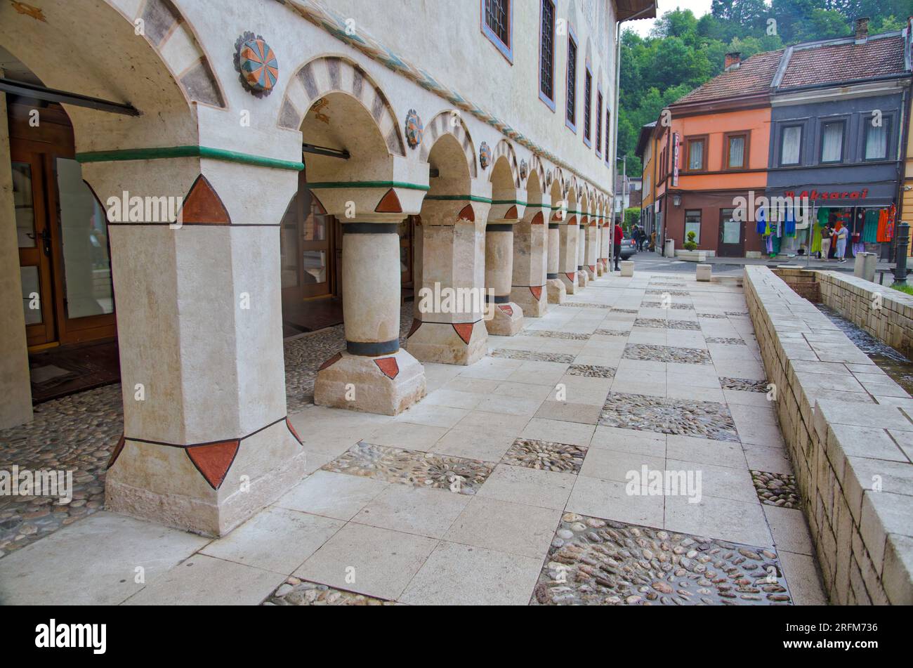 Colonnati decorati della moschea: Un pezzo della storia di Travnik Foto Stock