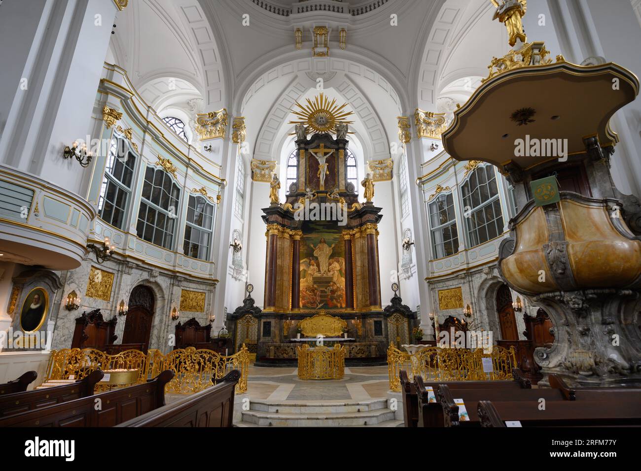 Amburgo, Germania - 15 giugno 2023: Michaelis Kirche o Chiesa di San Michele Barocco interno protestante con altare e Pulpito Foto Stock