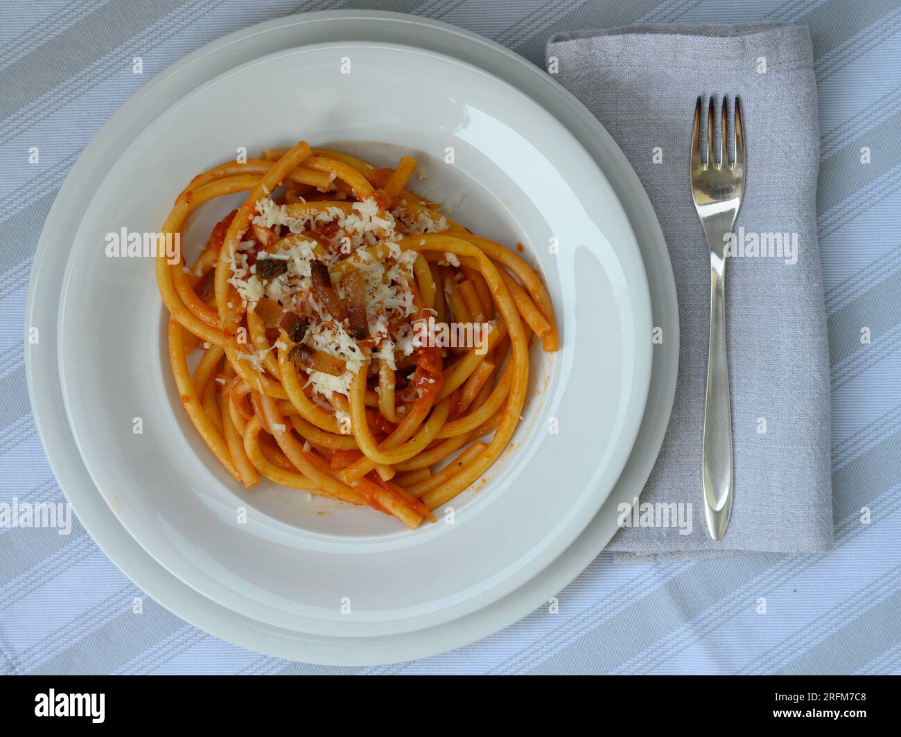 Bucatini tutta Amatriciana Pasta italiana dal Lazio e Roma con Guanciale e Tomatos Foto Stock