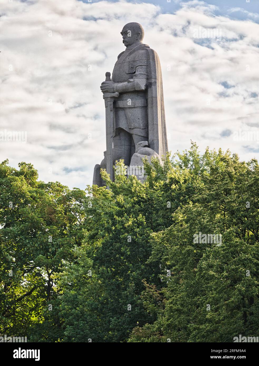 Monumento in granito alto 35 metri a otto Von Bismarck, primo Cancelliere tedesco, Alter Elbpark, Amburgo, Germania Foto Stock