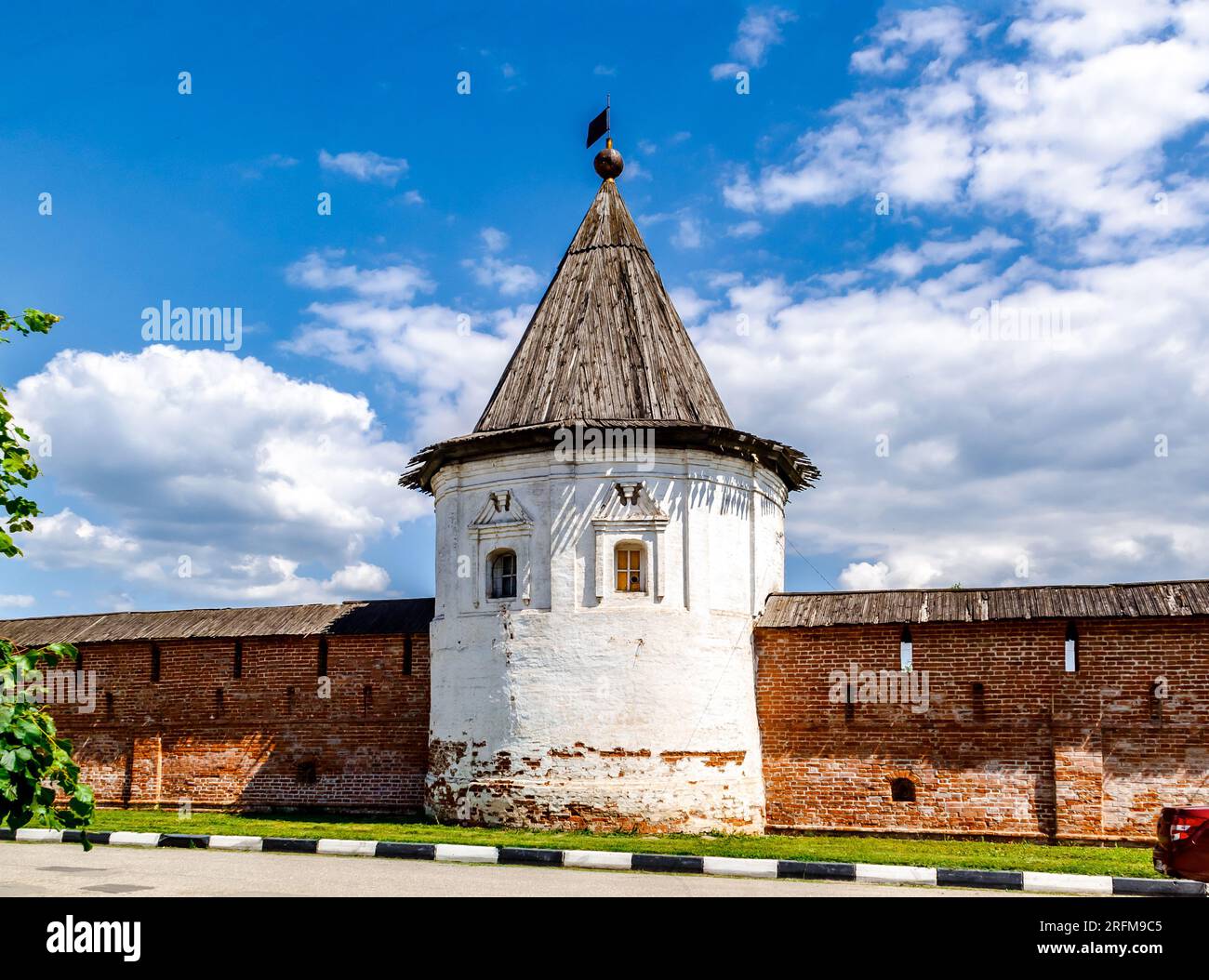 Yuryev Polsky, regione di Vladimir, Russia - 4 luglio 2023: Torre di difesa e mura del Cremlino. Foto Stock Yuryev Polsky, regione di Vladimir, Russia - 4 luglio 2023: Torre di difesa e mura del Cremlino. Foto Stock