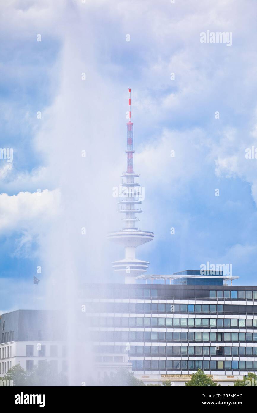 Tele-Michel (Torre Heinrich Hertz) la struttura più alta di Amburgo, costruita negli anni '1960, con il lago alster e la fontana in primo piano, Amburgo, Germania Foto Stock