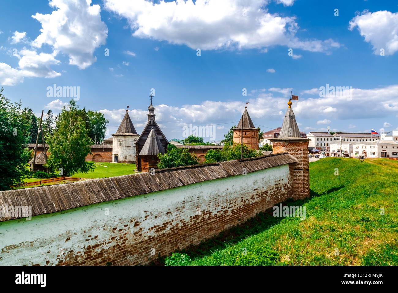 Yuryev Polsky, regione di Vladimir, Russia - 4 luglio 2023: Torre di difesa e mura del Cremlino. Foto Stock Yuryev Polsky, regione di Vladimir, Russia - 4 luglio 2023: Torre di difesa e mura del Cremlino. Foto Stock