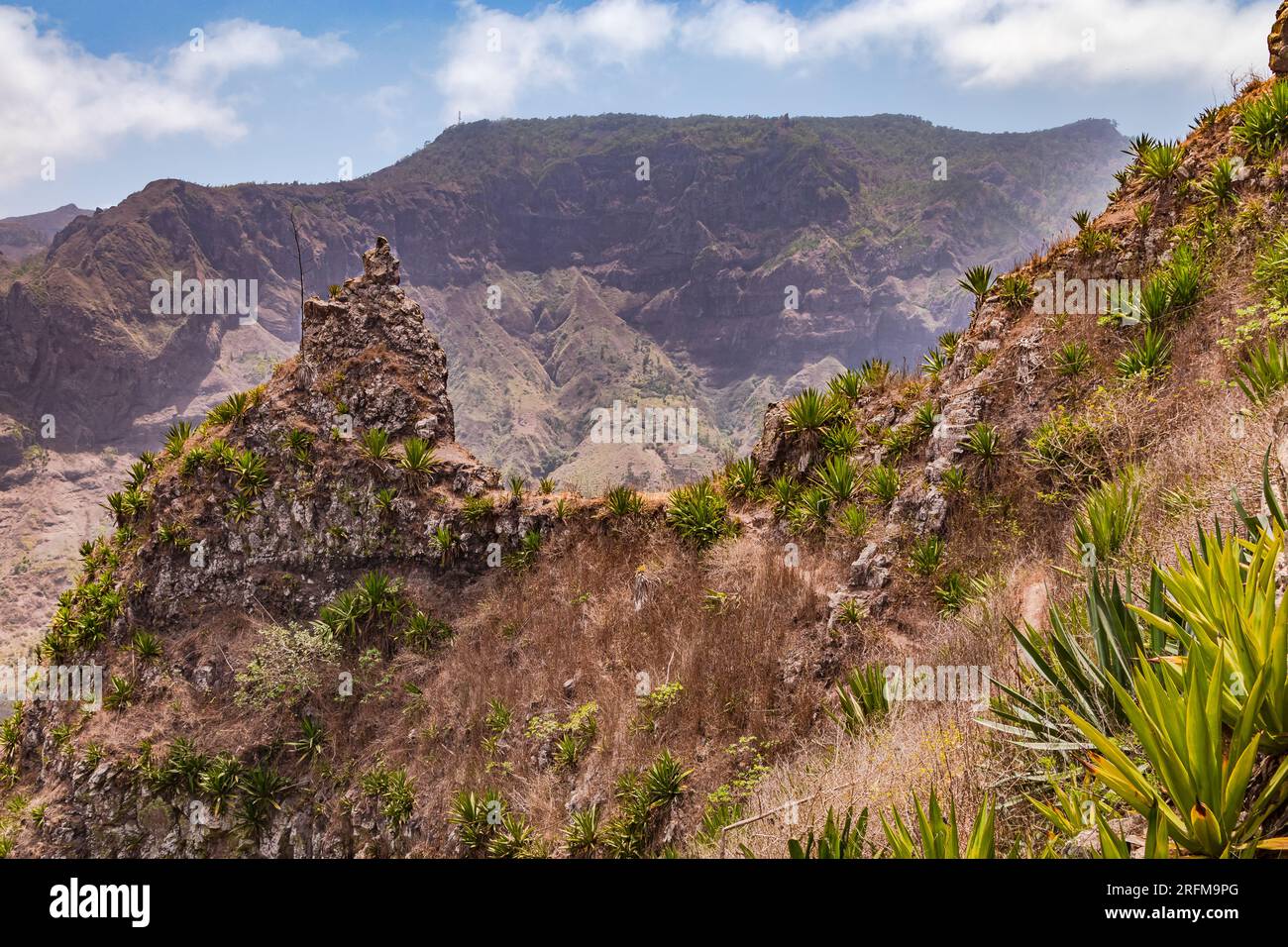 Un'impressionante formazione rocciosa nel centro montuoso della pittoresca isola di Santiago, Capo Verde, Africa Foto Stock