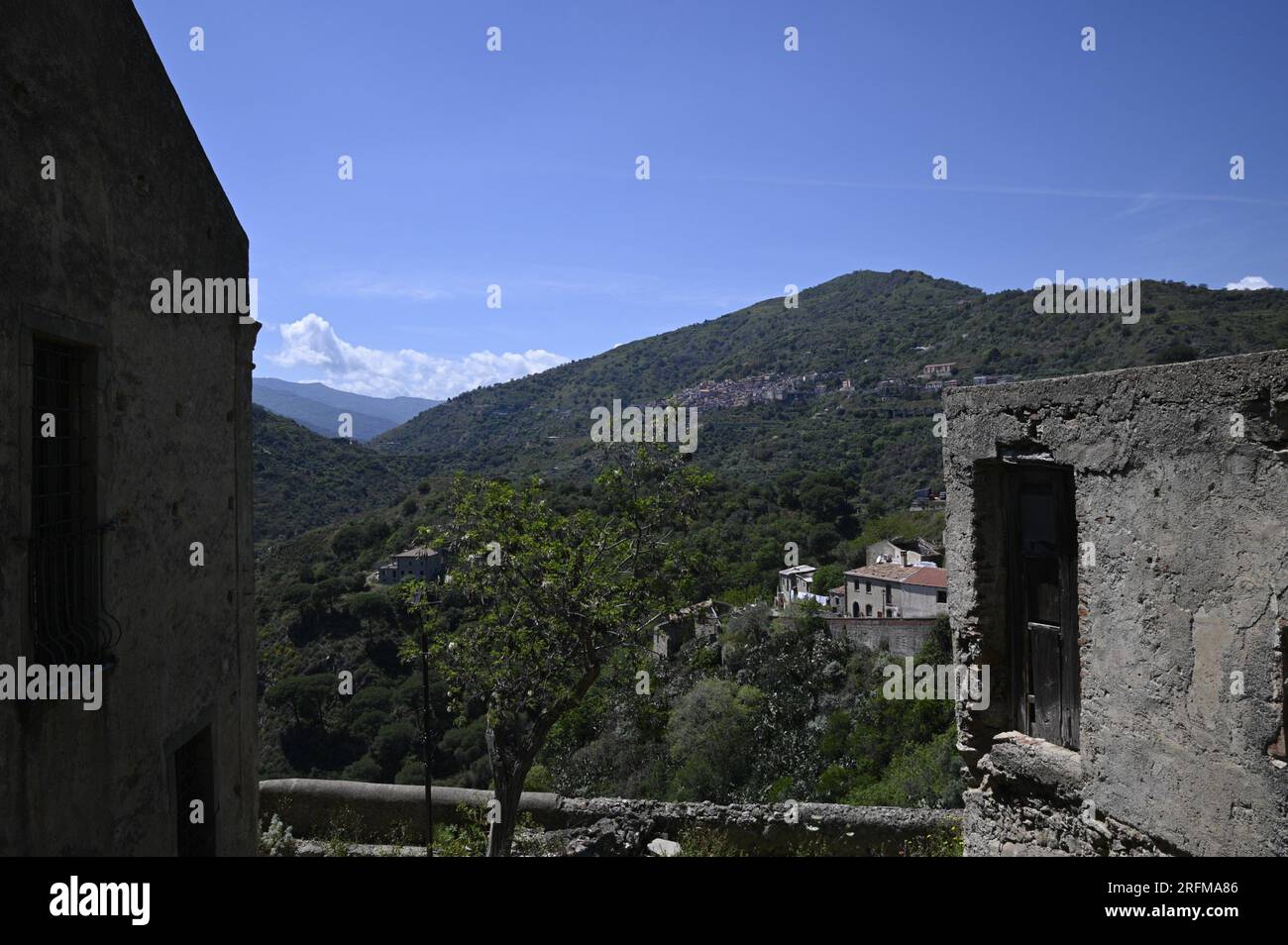 Paesaggio rurale con vista panoramica sui monti Peloritani, vista dalla Sicilia di Savoca, Italia. Foto Stock