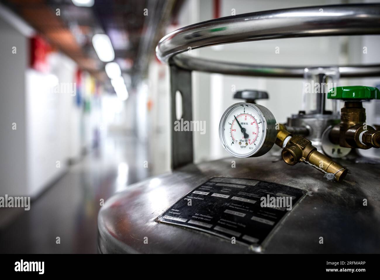 Gasdotti e gasdotti nei locali sotterranei della fabbrica, background industriale Foto Stock