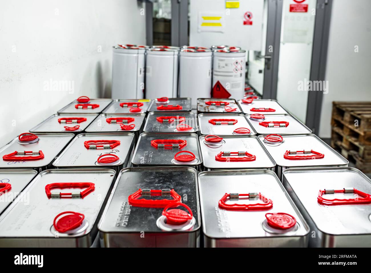 Liquido infiammabile in un contenitore metallico in un locale di stoccaggio, concetto di ricerca, manipolazione di sostanze pericolose Foto Stock