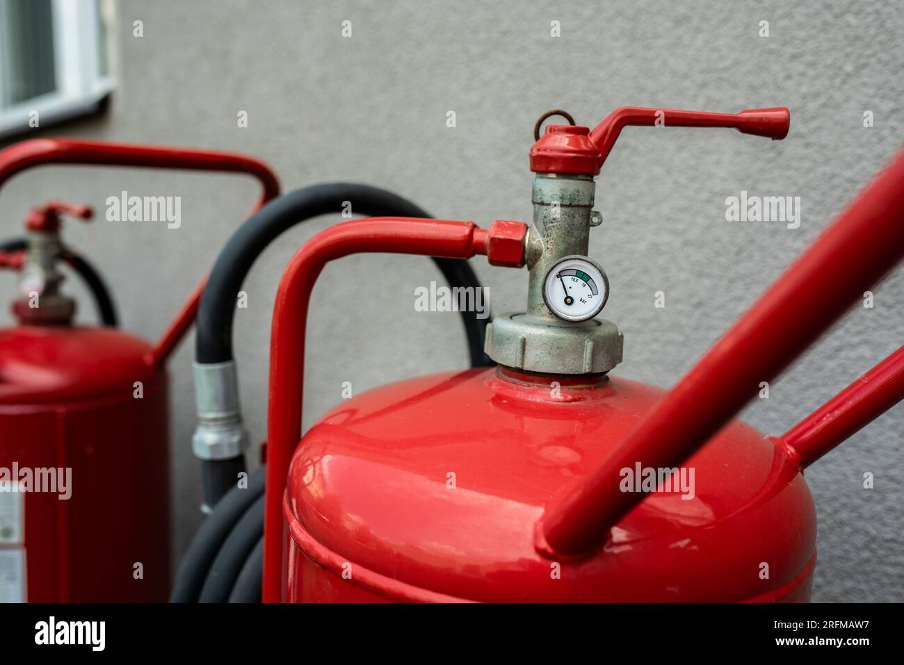 Serbatoio rosso dell'estintore. Panoramica di un potente impianto antincendio industriale Foto Stock