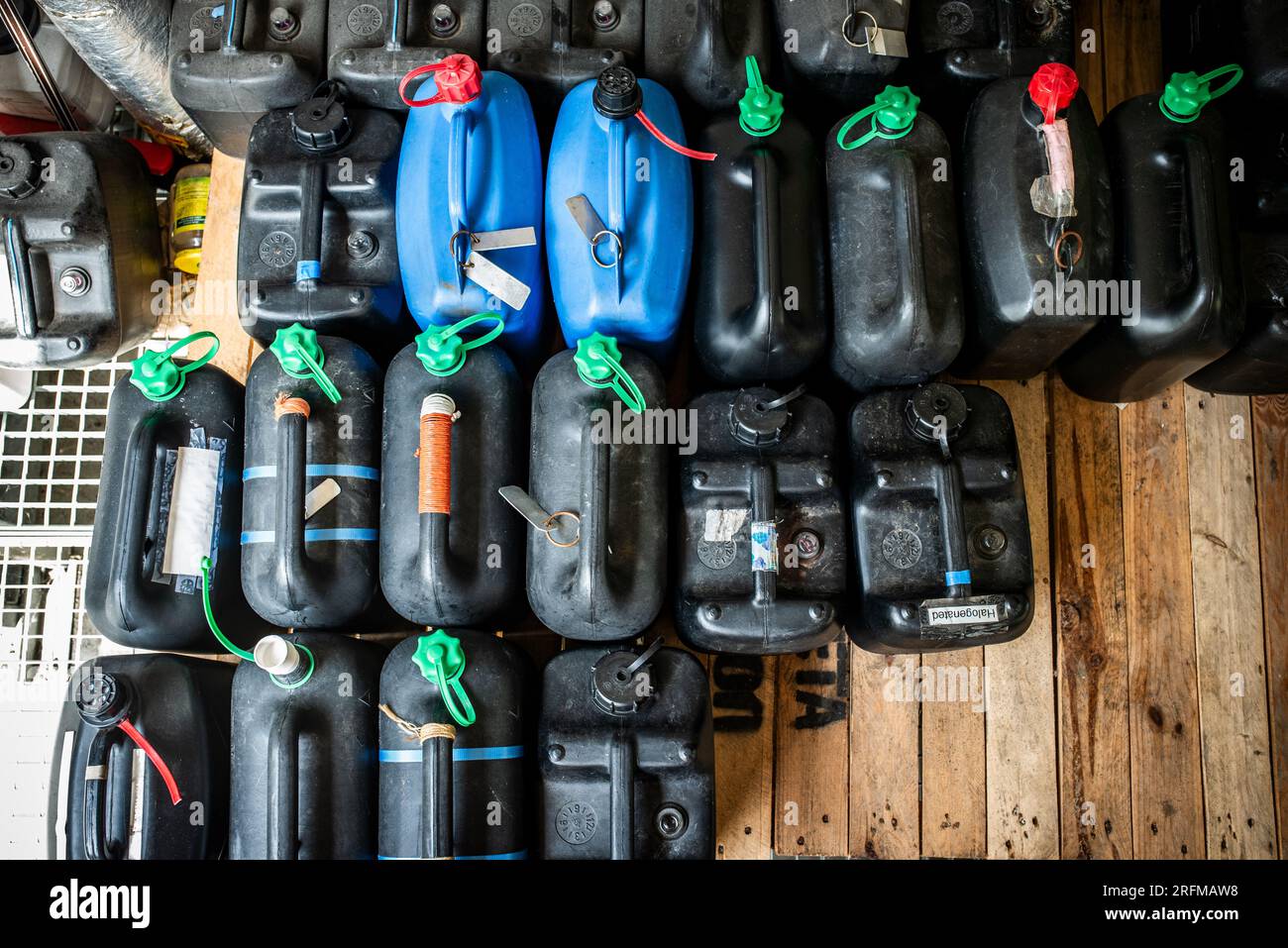 Contenitori in plastica contenenti rifiuti chimici provenienti da laboratori, concetto di gestione dei rifiuti Foto Stock