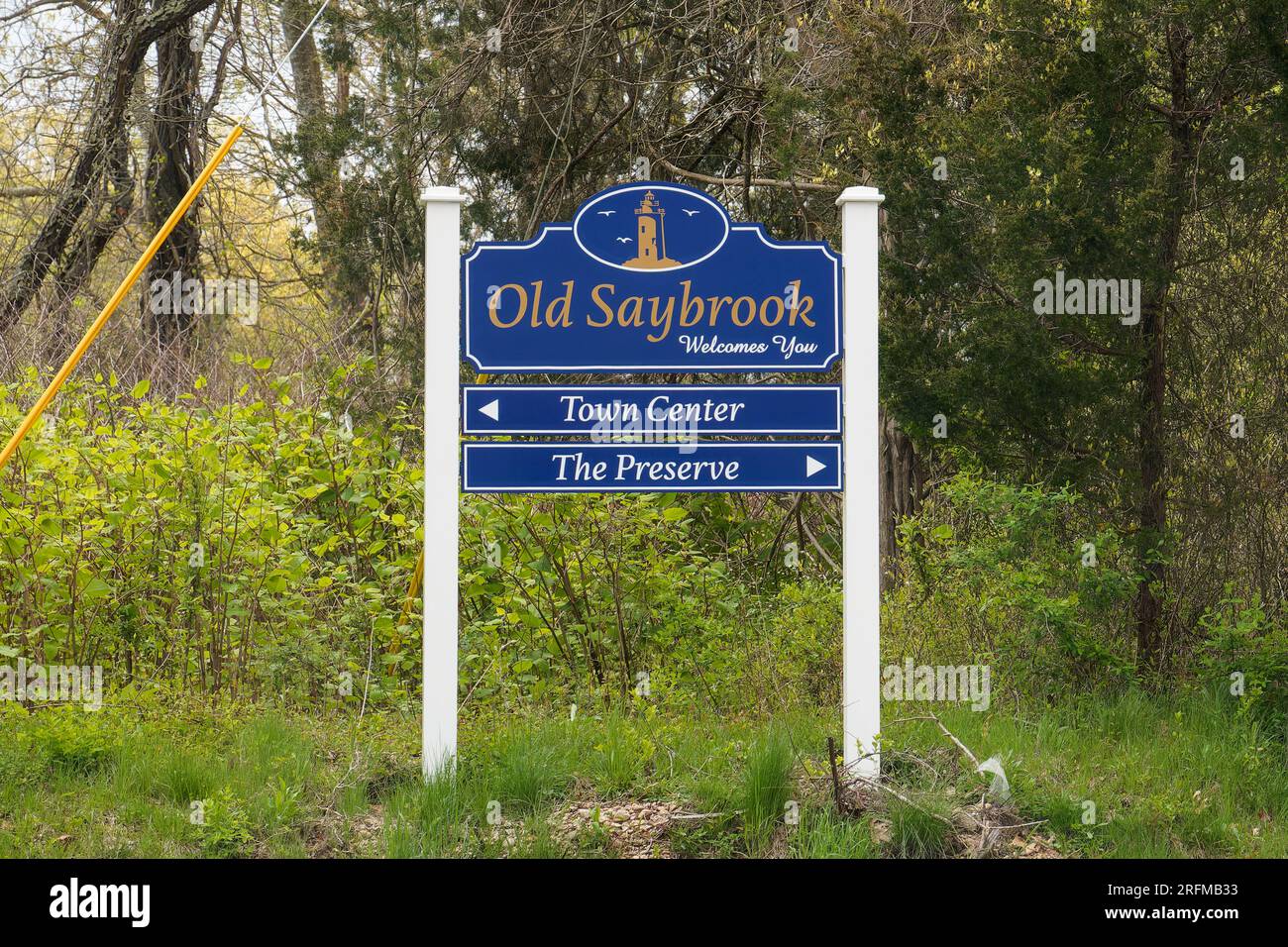 Old Saybrook, Connecticut - 4 maggio 2023: Old Saybrook ti dà il benvenuto con un cartello, con le indicazioni per la riserva e il centro città. Foto Stock