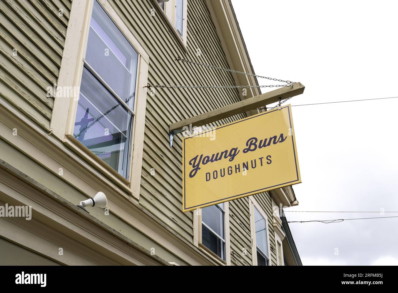 Mystic, Connecticut - 4 maggio 2023: Young Buns Doughnuts è un negozio a conduzione familiare che serve ciambelle fresche fatte da zero ogni giorno. Foto Stock