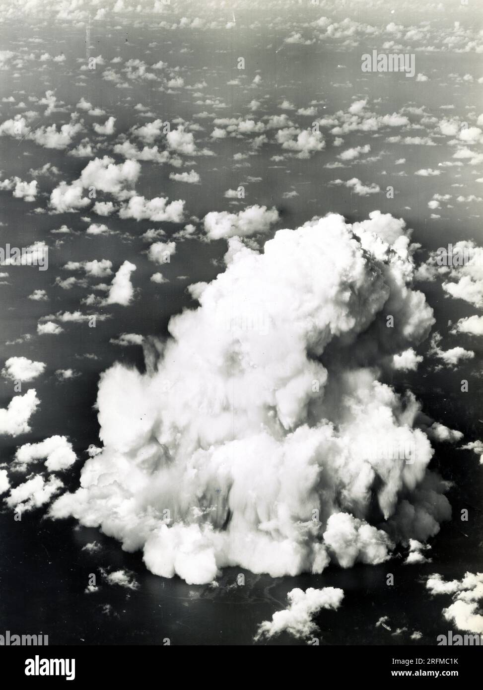 Cloud a fungo con le navi al di sotto durante il funzionamento crocevia di armi nucleari a prova di Bikini Atoll Foto Stock