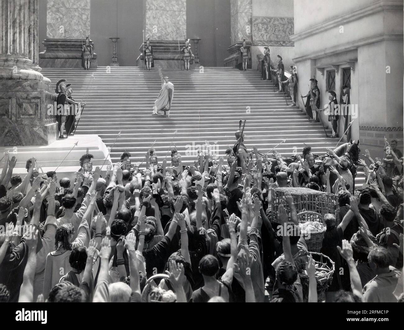 Cleopatra è un 1934 film epico diretto da Cecil B. DeMille che retells la storia di Cleopatra VII d'Egitto. Claudette Colbert stelle come Cleopatra, Warren William come Giulio Cesare e Henry Wilcoxon come Marc Antony. Foto Stock