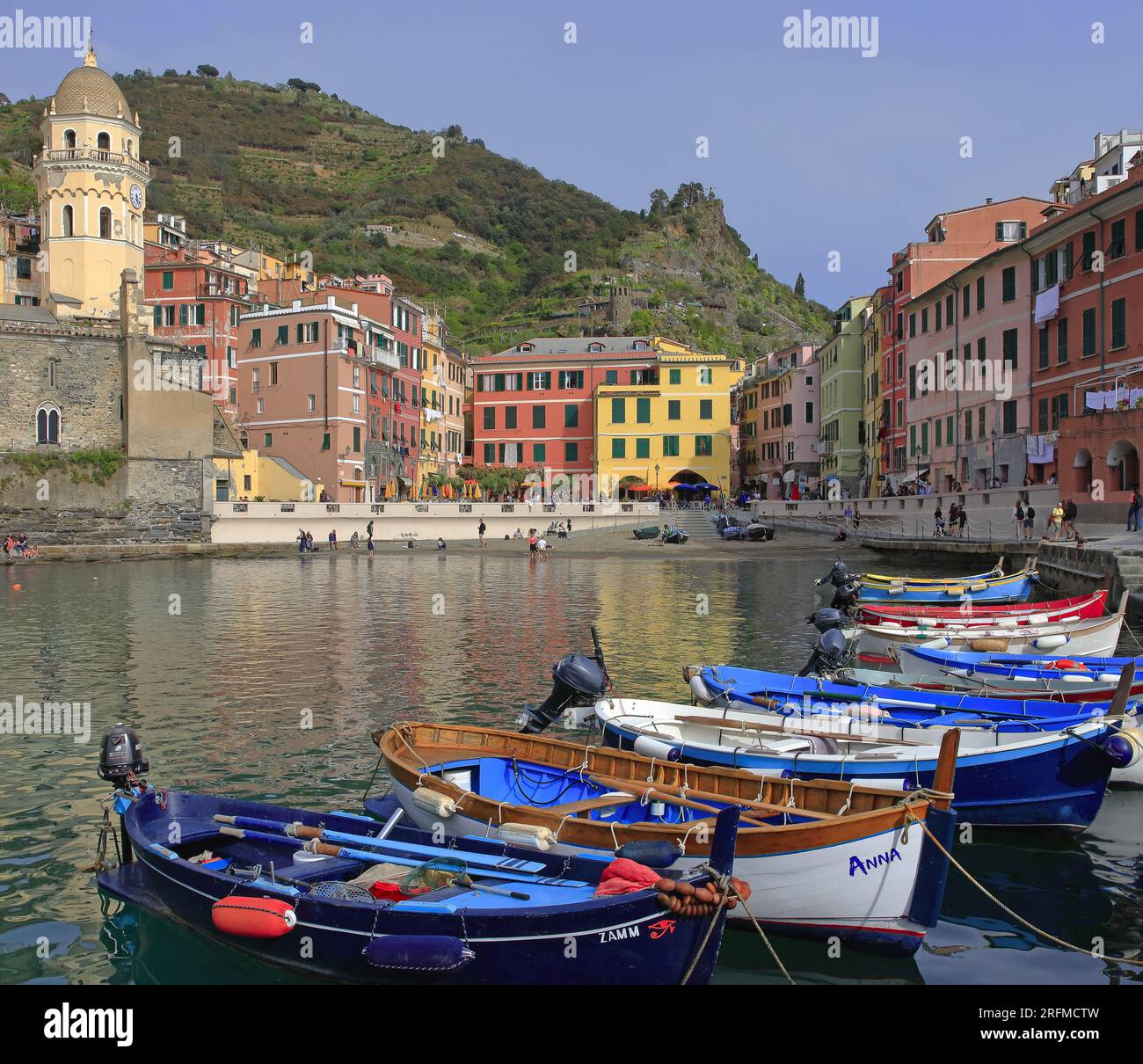 Italia, Vernazza, paese classificato delle cinque Terre, il piccolo e pittoresco porto Foto Stock