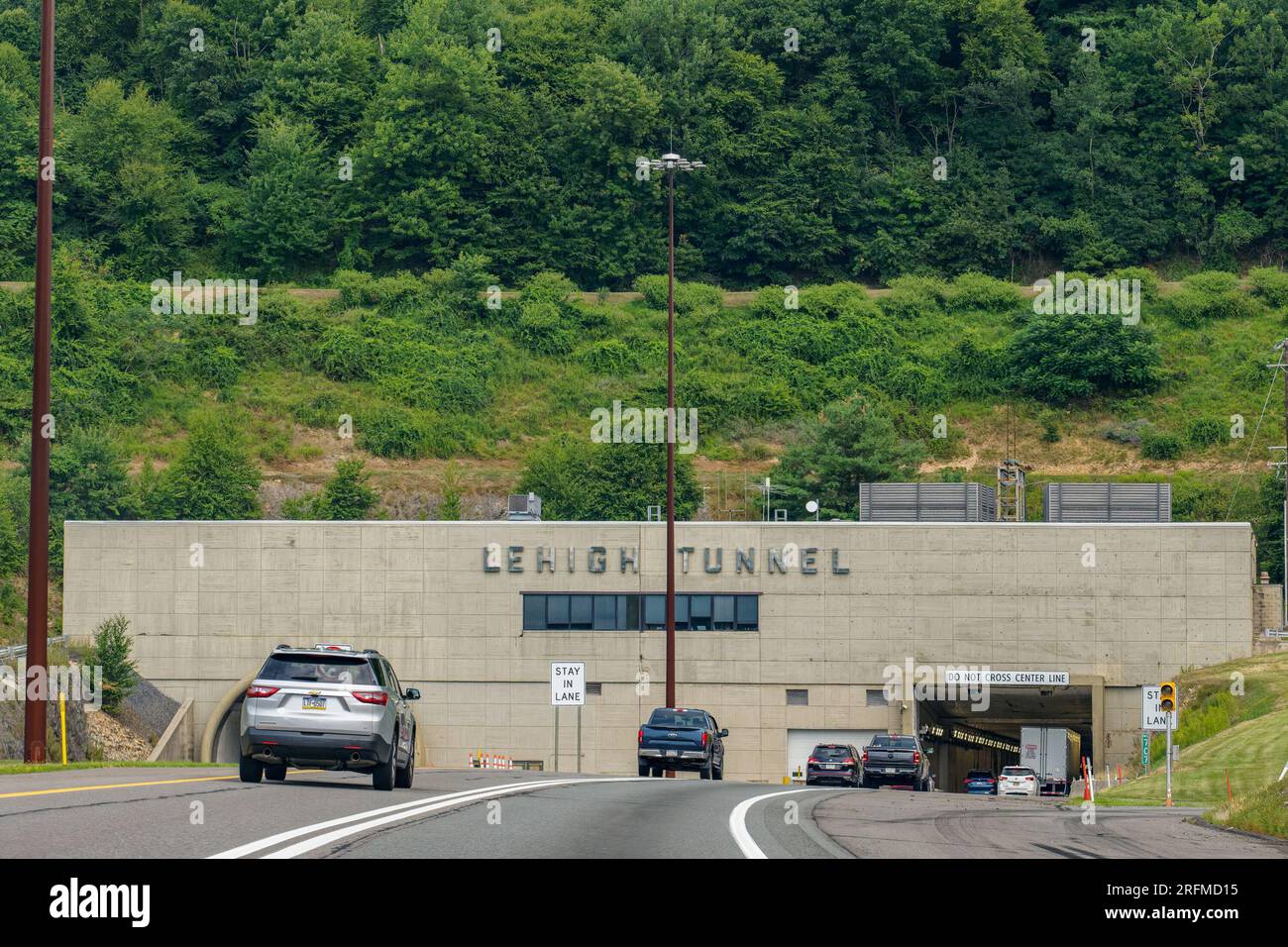 Slatington, Pennsylvania - 28 luglio 2022: Lehigh Tunnel South Portal visto dall'estensione nord-est della Pennsylvania Turnpike I476 Foto Stock