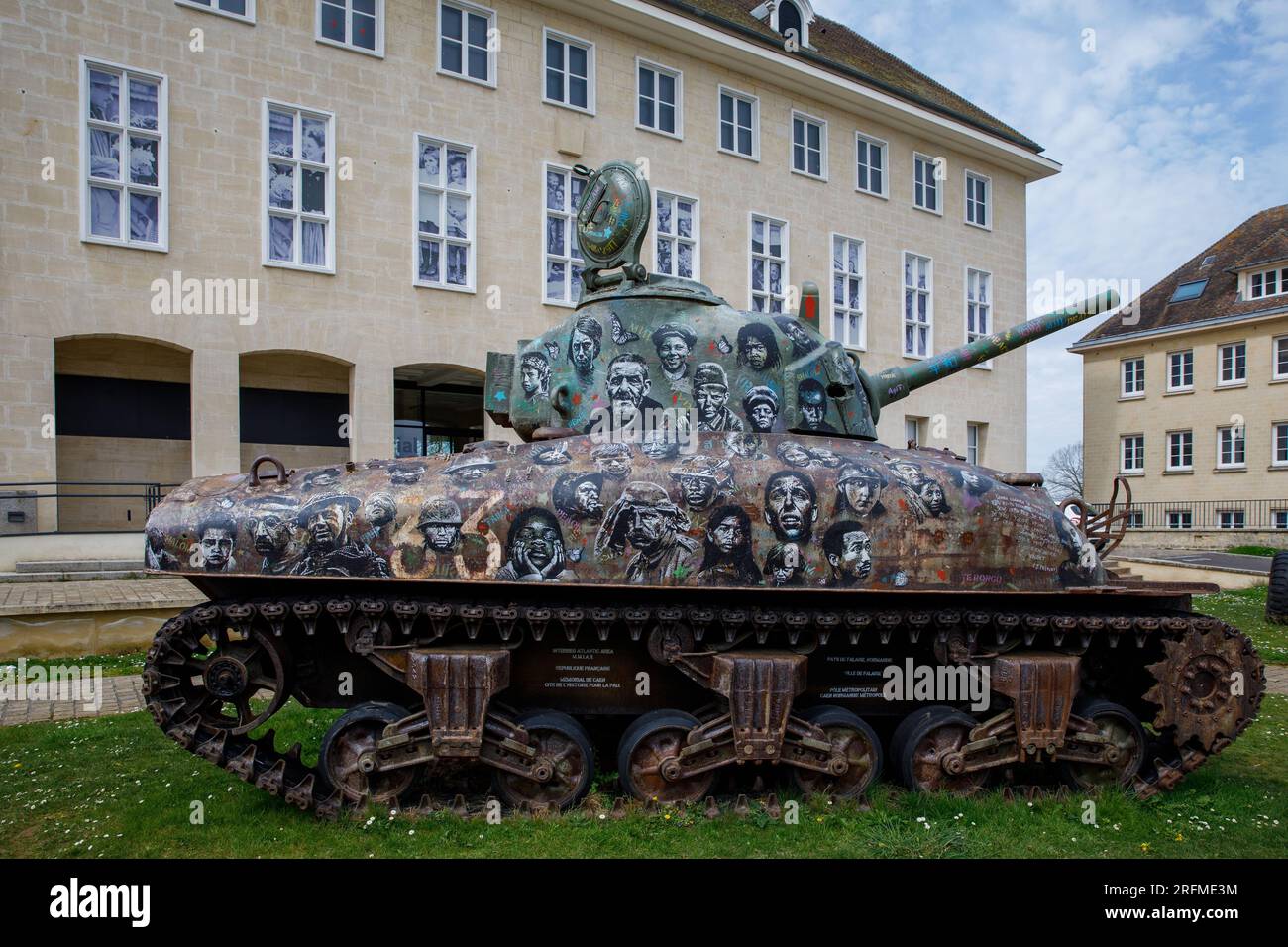 Francia, regione della Normandia, Calvados, Bessin, Falaise, musée de la vie Quotidienne (museo), 1939-1945, serbatoio con opere dell'artista Jef aerosol (diritti di Clear) Foto Stock