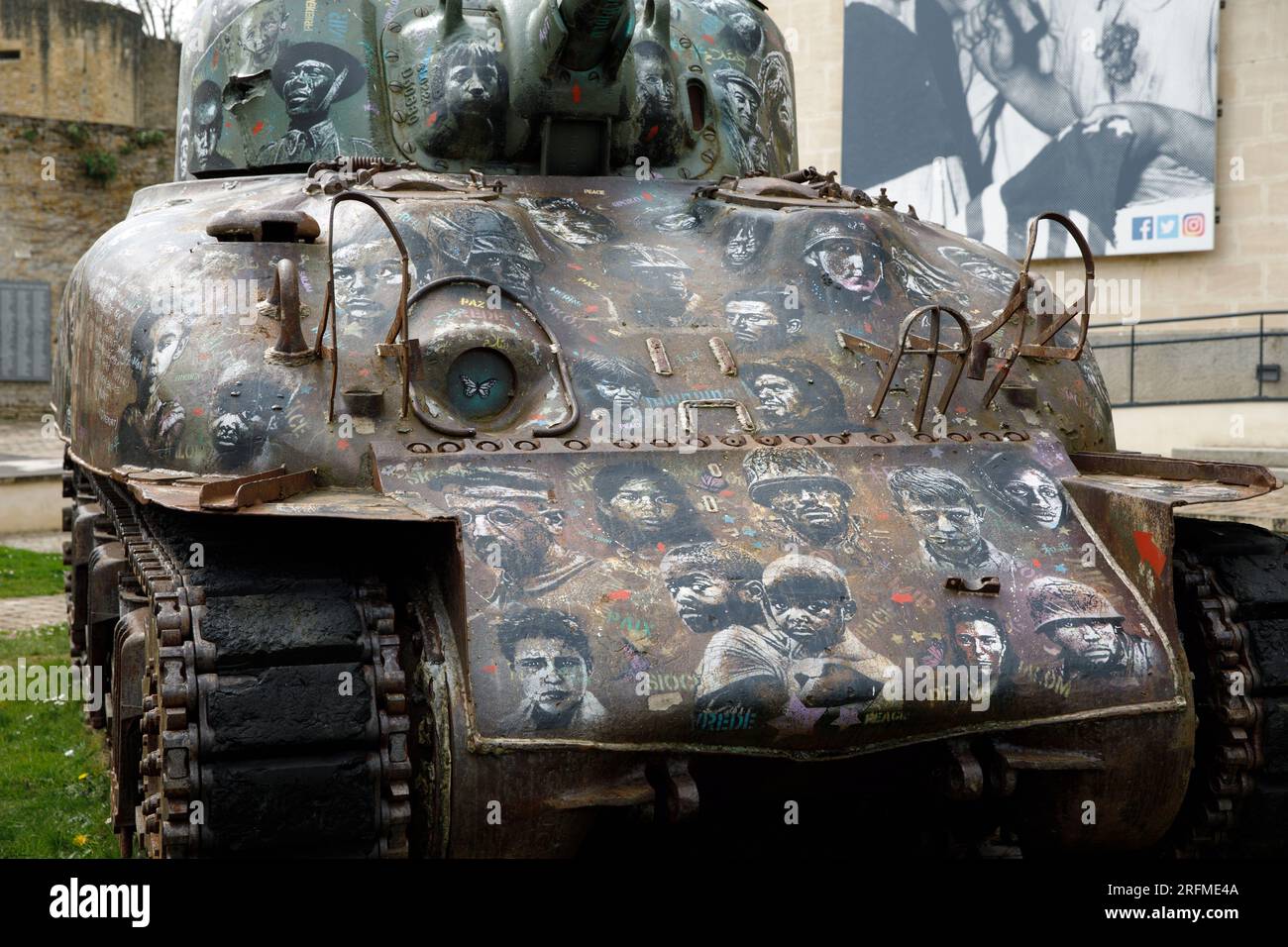 Francia, regione della Normandia, Calvados, Bessin, Falaise, musée de la vie Quotidienne (museo), 1939-1945, serbatoio con opere dell'artista Jef aerosol (diritti di Clear) Foto Stock