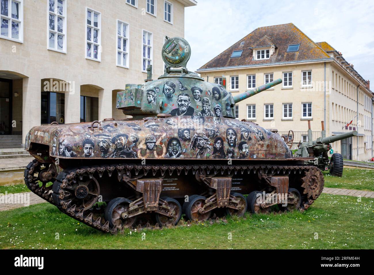 Francia, regione della Normandia, Calvados, Bessin, Falaise, musée de la vie Quotidienne (museo), 1939-1945, serbatoio con opere dell'artista Jef aerosol (diritti di Clear) Foto Stock