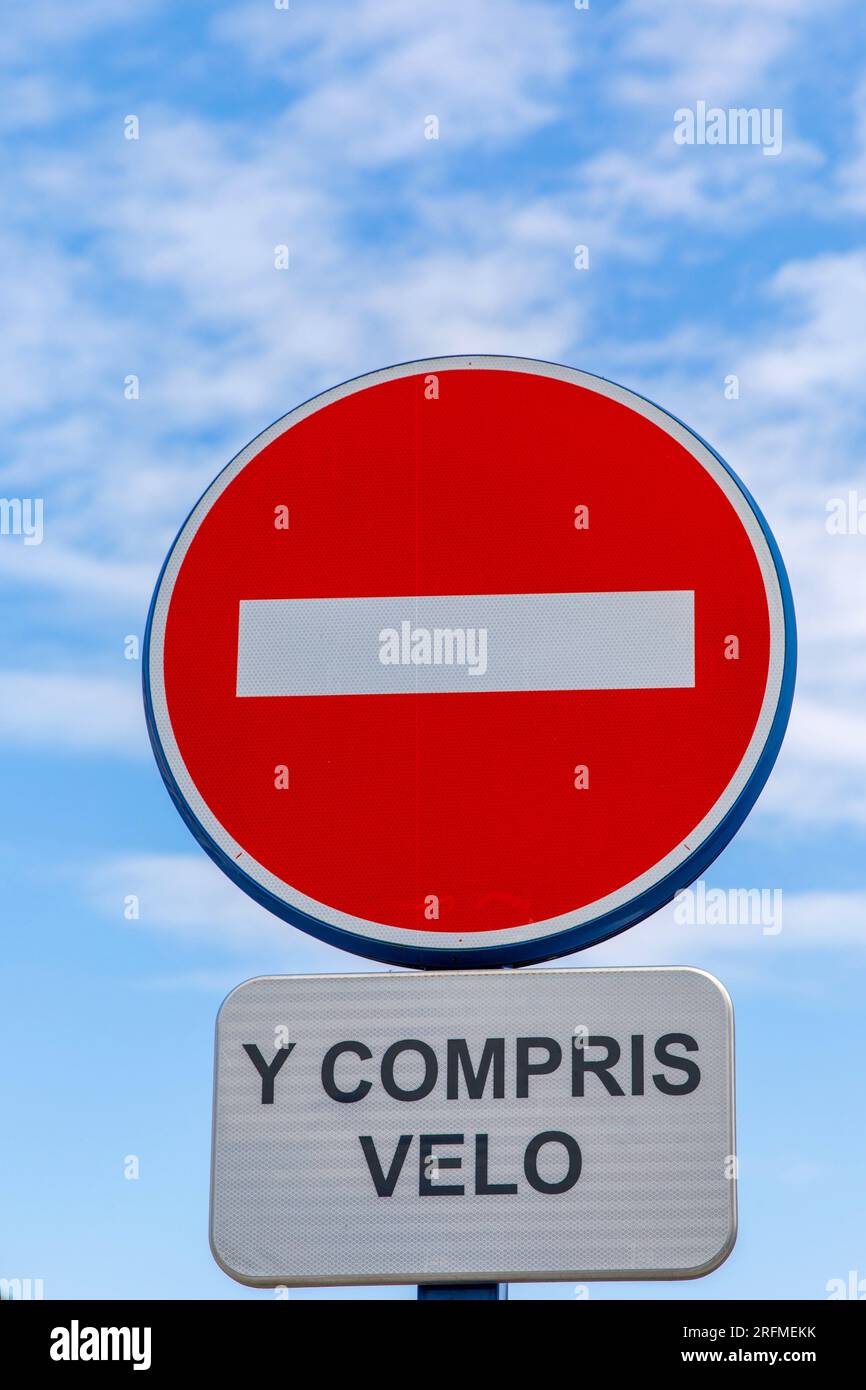 Francia, regione Hauts de France, somme, Baie de somme, le Crotoy, rue de la porte du Pont, traffico di sola andata, biciclette incluse, Foto Stock