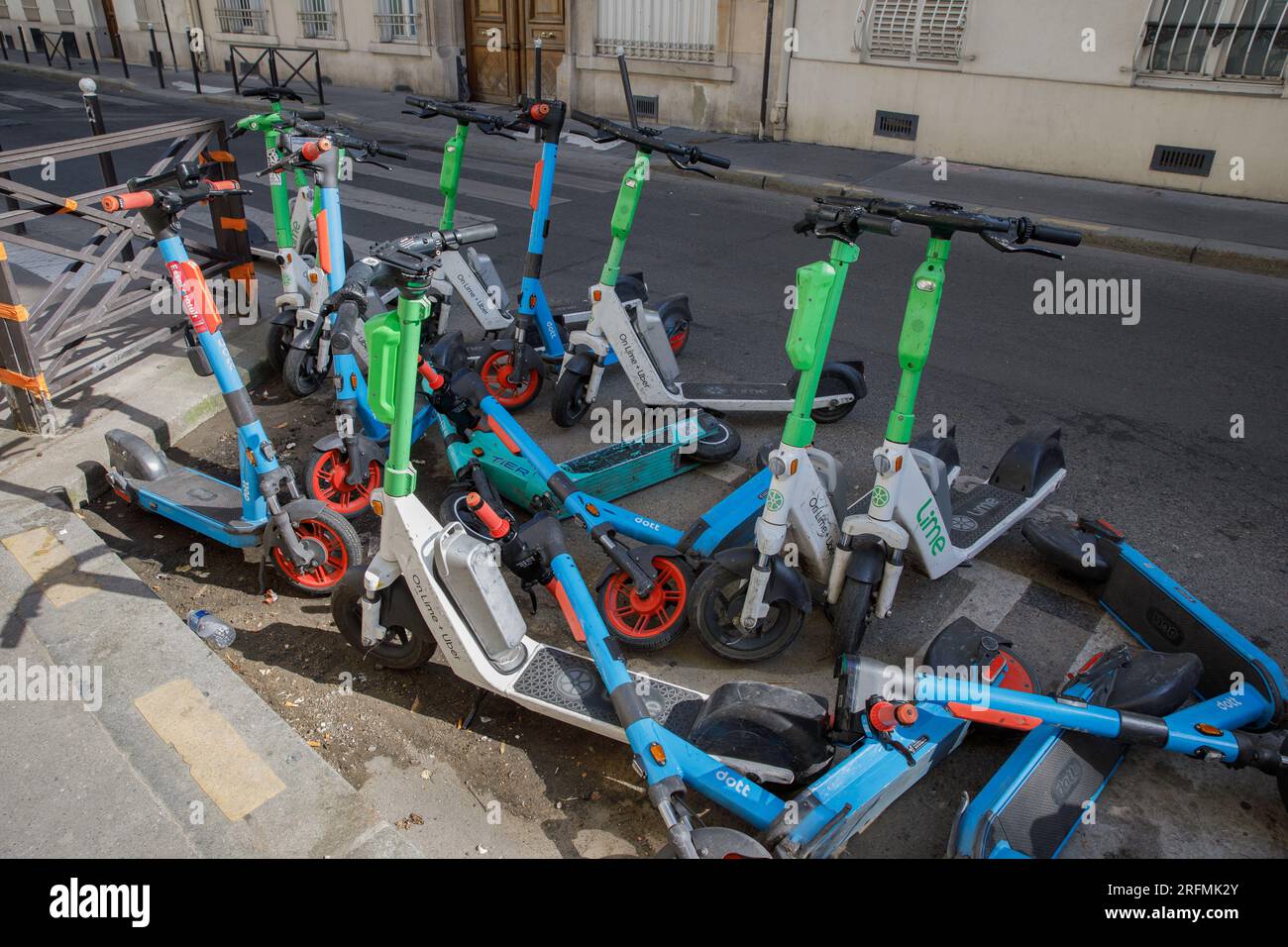 Francia, regione dell'Ile-de-France, 16° arrondissement di Parigi, Rue Raynouard, scooter self-service parcheggiati male, Foto Stock